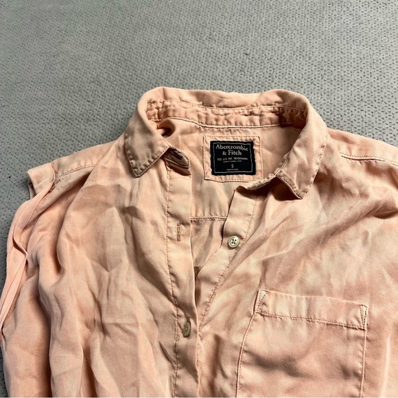 Abercrombie & Fitch Light Pink Short Sleeve Button Down Shirt Size Small - Picture 3 of 5